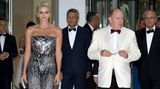 Drama trifft Metallic! Beim Rotkreuzball Ende Juli 2017 erschien die Fürstin in einem glamourösen Jumpsuit aus dem Hause Atelier Versace. Das Deckhaar war einmal mehr rockig antoupiert, die Augen durch Smokey Eyes betont. An Schmuck reichten der Fürstin Diamantstecker. Noch heute ist dieser Look in vielen Best-Dressed-Listen zu finden.
