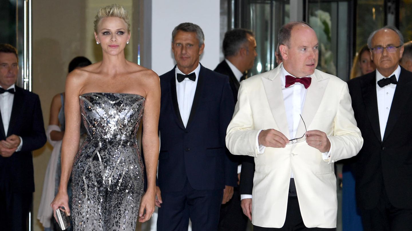 Drama trifft Metallic! Beim Rotkreuzball Ende Juli 2017 erschien die Fürstin in einem glamourösen Jumpsuit aus dem Hause Atelier Versace. Das Deckhaar war einmal mehr rockig antoupiert, die Augen durch Smokey Eyes betont. An Schmuck reichten der Fürstin Diamantstecker. Noch heute ist dieser Look in vielen Best-Dressed-Listen zu finden.