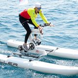 Eineinhalb Jahre nach ihrer Hochzeit mit Fürst Albert rief Charlène die "Princesse Charlène de Monaco Fondation" ins Leben. Mit ihrer Stiftung fördert sie die Wassersicherheit für Menschen allen Alters und will darauf aufmerksam machen, wie wichtig es gerade für Kinder ist, frühzeitig schwimmen zu lernen. Seit 2017 fand schon vier Mal die "Riviera Water Bike Challenge statt". Dabei steht die Fürstin nicht nur winkend am Ufer, sondern schwingt sich – wie hier im Jahr 2018 – selbst auf das Wassergefährt und radelt mit einem eigenen Team im Wettbewerb.