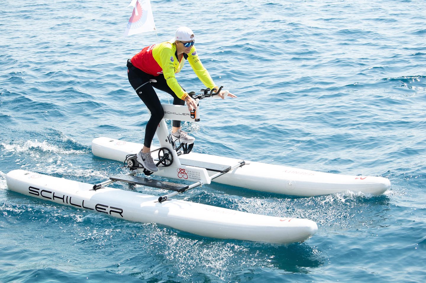 Monaco: Eineinhalb Jahre nach ihrer Hochzeit mit Fürst Albert rief Charlène die "Princesse Charlène de Monaco Fondation" ins Leben. Mit ihrer Stiftung fördert sie die Wassersicherheit für Menschen allen Alters und will darauf aufmerksam machen, wie wichtig es gerade für Kinder ist, frühzeitig schwimmen zu lernen. Seit 2017 fand schon vier Mal die "Riviera Water Bike Challenge statt". Dabei steht die Fürstin nicht nur winkend am Ufer, sondern schwingt sich – wie hier im Jahr 2018 – selbst auf das Wassergefährt und radelt mit einem eigenen Team im Wettbewerb. Eineinhalb Jahre nach ihrer Hochzeit mit Fürst Albert rief Charlène die "Princesse Charlène de Monaco Fondation" ins Leben. Mit ihrer Stiftung fördert sie die Wassersicherheit für Menschen allen Alters und will darauf aufmerksam machen, wie wichtig es gerade für Kinder ist, frühzeitig schwimmen zu lernen. Seit 2017 fand schon vier Mal die "Riviera Water Bike Challenge statt". Dabei steht die Fürstin nicht nur winkend am Ufer, sondern schwingt sich – wie hier im Jahr 2018 – selbst auf das Wassergefährt und radelt mit einem eigenen Team im Wettbewerb.