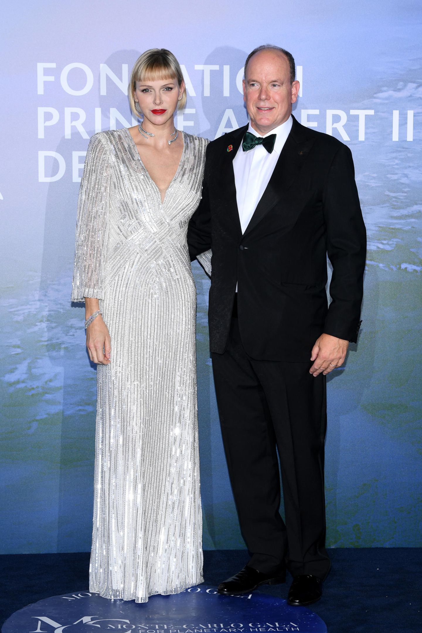 Ein weiteres Hingucker-Outfit präsentierte Charlène im September 2020 bei der "Gala for Planetary Health" in Monte-Carlo. Das silbrige Abendkleid von Jenny Packham glitzerte mit der zweireihigen Repossi-Halskette um die Wette. Den Preis rückt der Juwelier nur auf Anfrage heraus ... Auch bei der Frisur hat sich wieder etwas getan: Die Fürstin trägt erneut Pony. 