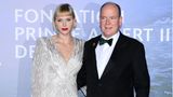Ein weiteres Hingucker-Outfit präsentierte Charlène im September 2020 bei der "Gala for Planetary Health" in Monte-Carlo. Das silbrige Abendkleid von Jenny Packham glitzerte mit der zweireihigen Repossi-Halskette um die Wette. Den Preis rückt der Juwelier nur auf Anfrage heraus ... Auch bei der Frisur hat sich wieder etwas getan: Die Fürstin trägt erneut Pony. 