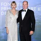 Ein weiteres Hingucker-Outfit präsentierte Charlène im September 2020 bei der "Gala for Planetary Health" in Monte-Carlo. Das silbrige Abendkleid von Jenny Packham glitzerte mit der zweireihigen Repossi-Halskette um die Wette. Den Preis rückt der Juwelier nur auf Anfrage heraus ... Auch bei der Frisur hat sich wieder etwas getan: Die Fürstin trägt erneut Pony. 