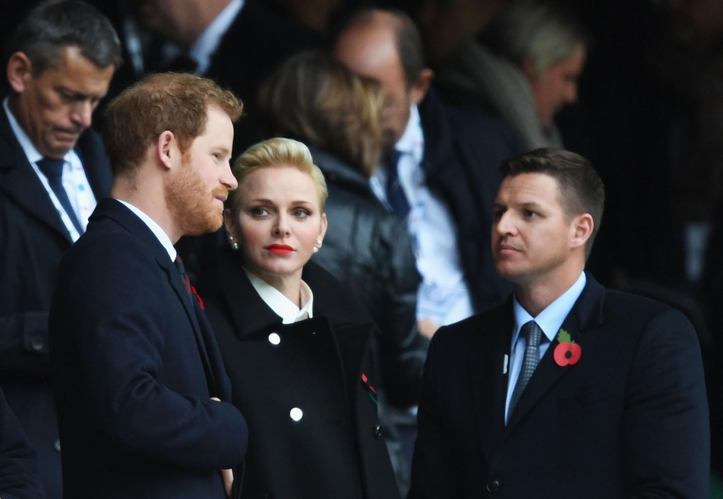 Im November 2016 reiste Charlène mit ihrem Bruder Gareth nach London. Dort besuchten die Geschwister gemeinsam mit Prinz ein Rugby-Match zwischen England und Südafrika. Wie es in England zu Ehren der Soldaten Tradition ist, trug das Trio eine Klatschmohn-Blüte am Revers. Wenige Wochen zuvor hatten britische Medien die Beziehung von Harry und Meghan Markle enthüllt.