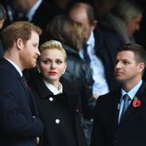 Im November 2016 reiste Charlène mit ihrem Bruder Gareth nach London. Dort besuchten die Geschwister gemeinsam mit Prinz ein Rugby-Match zwischen England und Südafrika. Wie es in England zu Ehren der Soldaten Tradition ist, trug das Trio eine Klatschmohn-Blüte am Revers. Wenige Wochen zuvor hatten britische Medien die Beziehung von Harry und Meghan Markle enthüllt.