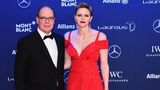 Welch ein Auftritt! Im Februar 2017 posierte Fürstin Charlène am Arm ihres Mannes auf dem roten Teppich der Laureus World Sport Awards. In ihrer leuchtend roten Abendrobe von Caroline Herrera und den passenden rot geschminkten Lippen war sie der Hingucker der Preisverleihung.