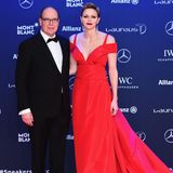 Welch ein Auftritt! Im Februar 2017 posierte Fürstin Charlène am Arm ihres Mannes auf dem roten Teppich der Laureus World Sport Awards. In ihrer leuchtend roten Abendrobe von Caroline Herrera und den passenden rot geschminkten Lippen war sie der Hingucker der Preisverleihung.