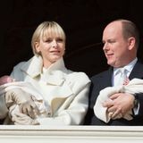 Am 9. Dezember 2014 erblickten Prinzessin Gabriella Thérèse Marie und Erbprinz Jacques Honoré Rainier das Licht der Welt. Der kleine Junge kam zwar als Zweiter auf die Welt, aber weil Monacos Thronfolge immer noch Männer bevorzugt, wird er eines Tages seinem Vater auf den Thron folgen. Einen Monat später zeigten Charlène und Albert erstmals ihren Nachwuchs auf dem Schlossbalkon dem Volk.