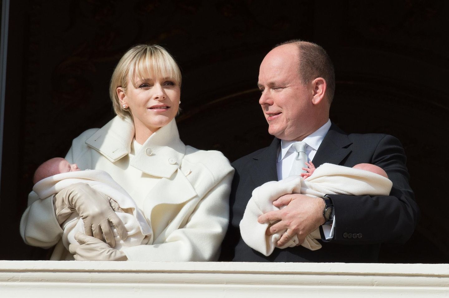 Monaco: Am 9. Dezember 2014 erblickten Prinzessin Gabriella Thérèse Marie und Erbprinz Jacques Honoré Rainier das Licht der Welt. Der kleine Junge kam zwar als Zweiter auf die Welt, aber weil Monacos Thronfolge immer noch Männer bevorzugt, wird er eines Tages seinem Vater auf den Thron folgen. Einen Monat später zeigten Charlène und Albert erstmals ihren Nachwuchs auf dem Schlossbalkon dem Volk. Am 9. Dezember 2014 erblickten Prinzessin Gabriella Thérèse Marie und Erbprinz Jacques Honoré Rainier das Licht der Welt. Der kleine Junge kam zwar als Zweiter auf die Welt, aber weil Monacos Thronfolge immer noch Männer bevorzugt, wird er eines Tages seinem Vater auf den Thron folgen. Einen Monat später zeigten Charlène und Albert erstmals ihren Nachwuchs auf dem Schlossbalkon dem Volk.