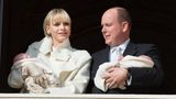 Am 9. Dezember 2014 erblickten Prinzessin Gabriella Thérèse Marie und Erbprinz Jacques Honoré Rainier das Licht der Welt. Der kleine Junge kam zwar als Zweiter auf die Welt, aber weil Monacos Thronfolge immer noch Männer bevorzugt, wird er eines Tages seinem Vater auf den Thron folgen. Einen Monat später zeigten Charlène und Albert erstmals ihren Nachwuchs auf dem Schlossbalkon dem Volk.