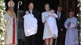 Am 10. Mai 2015 werden Jacques und Gabriella in Monaco getauft. Einer der Taufpaten ist Charlènes Bruder Gareth Wittstock. Der stolze Mama war es wichtig, dass alle vier Taufpaten "im normalen Leben" verwurzelt sind, schrieb "Paris Match". Für ihr Outfit und die Taufkleider der Zwillinge hatte sich die Fürstin an Dior gewandt. Die weißen Gewänder der Kinder waren mit ihren Initialen verziert. Zu ihrem Look kombinierte Charlène Perlenohrringe von Cartier und Pumps von Dior.