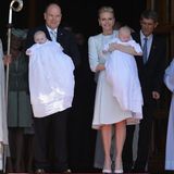 Am 10. Mai 2015 werden Jacques und Gabriella in Monaco getauft. Einer der Taufpaten ist Charlènes Bruder Gareth Wittstock. Der stolze Mama war es wichtig, dass alle vier Taufpaten "im normalen Leben" verwurzelt sind, schrieb "Paris Match". Für ihr Outfit und die Taufkleider der Zwillinge hatte sich die Fürstin an Dior gewandt. Die weißen Gewänder der Kinder waren mit ihren Initialen verziert. Zu ihrem Look kombinierte Charlène Perlenohrringe von Cartier und Pumps von Dior.
