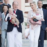 Ende August 2015 nimmt das Fürstenpaar erstmals mit seinen Kindern beim "Pique nique monegasque" teil. Für dieses traditionsreiche Event steckten Albert und Charlène ihre Kinder in Outfits mit Folklore-Touch. Die Fürstin zeigte sich hier mit einem Make-up, das sie in den folgenden Jahren begleiten würde: dezente Akzente um die Augen treffen auf knallrote Lippen. In Verbindung mit den hellblonden Haaren und dem weißen Outfit ein echter Hingucker-Look!