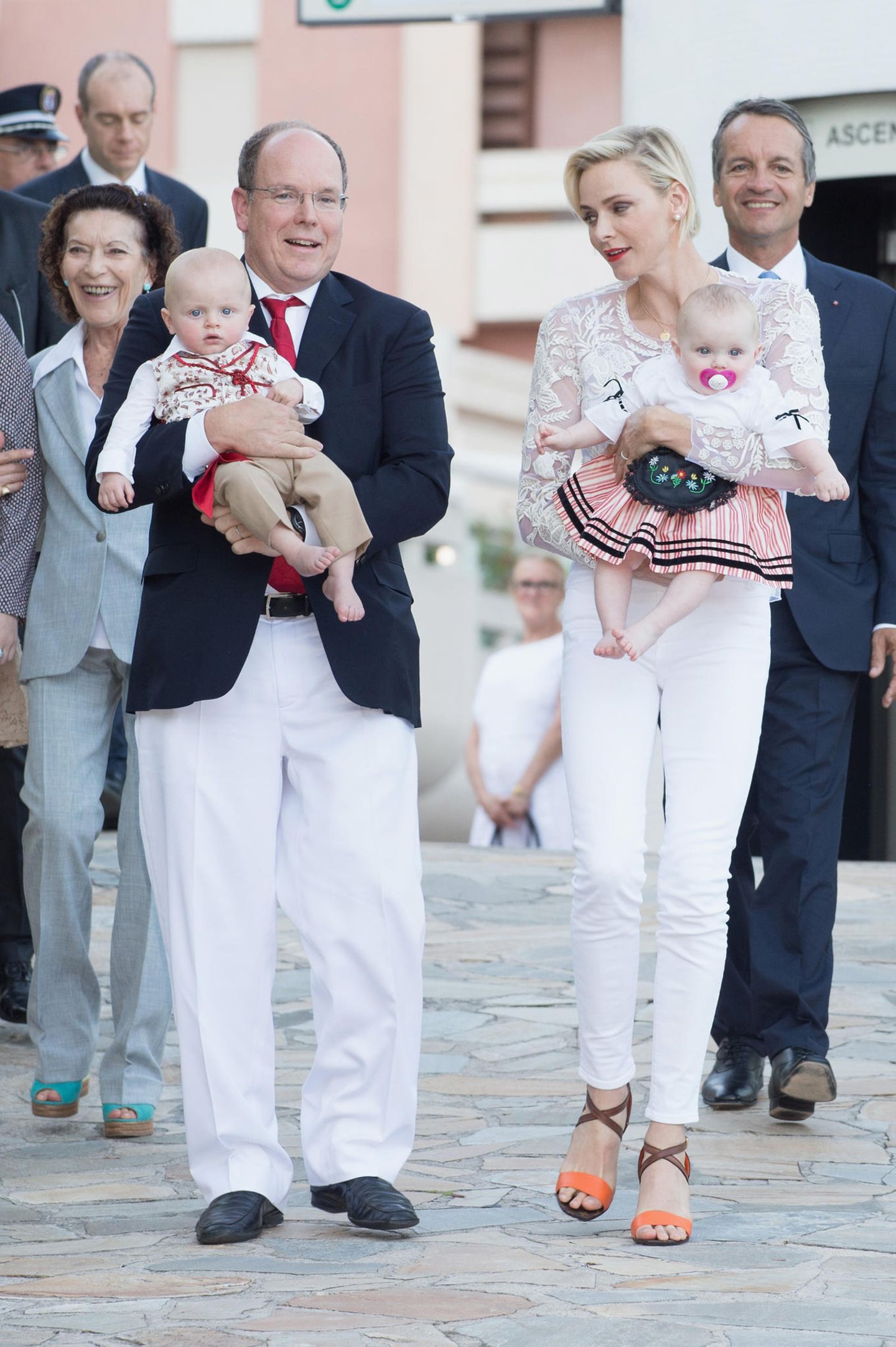 Monaco: Ende August 2015 nimmt das Fürstenpaar erstmals mit seinen Kindern beim "Pique nique monegasque" teil. Für dieses traditionsreiche Event steckten Albert und Charlène ihre Kinder in Outfits mit Folklore-Touch. Die Fürstin zeigte sich hier mit einem Make-up, das sie in den folgenden Jahren begleiten würde: dezente Akzente um die Augen treffen auf knallrote Lippen. In Verbindung mit den hellblonden Haaren und dem weißen Outfit ein echter Hingucker-Look! Ende August 2015 nimmt das Fürstenpaar erstmals mit seinen Kindern beim "Pique nique monegasque" teil. Für dieses traditionsreiche Event steckten Albert und Charlène ihre Kinder in Outfits mit Folklore-Touch. Die Fürstin zeigte sich hier mit einem Make-up, das sie in den folgenden Jahren begleiten würde: dezente Akzente um die Augen treffen auf knallrote Lippen. In Verbindung mit den hellblonden Haaren und dem weißen Outfit ein echter Hingucker-Look!