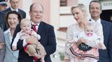 Ende August 2015 nimmt das Fürstenpaar erstmals mit seinen Kindern beim "Pique nique monegasque" teil. Für dieses traditionsreiche Event steckten Albert und Charlène ihre Kinder in Outfits mit Folklore-Touch. Die Fürstin zeigte sich hier mit einem Make-up, das sie in den folgenden Jahren begleiten würde: dezente Akzente um die Augen treffen auf knallrote Lippen. In Verbindung mit den hellblonden Haaren und dem weißen Outfit ein echter Hingucker-Look!