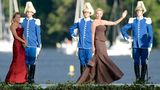 Im Juni 2013 heiratet Prinzessin Madeleine von Schweden den US-Amerikaner mit deutscher Mutter, Christopher O'Neill. Fürstin Charlène reist nach Stockholm, um die monegassische Monarchie zu vertreten. In der schokobraunen Robe von Akris mit Schößchen sah die Landesmutter äußerst elegant aus. Trotzdem fiel sie auf: Charlène trug keine Tiara. Während die anderen royalen Damen allesamt ihre schönsten Juwelen aufboten, erschien sie "au naturel". 