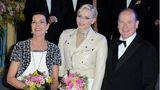 Rock'n'Roll beim Rosenball! Fürstin Charlène strahlte 2013 neben ihrer älteren Schwägerin, Prinzessin Caroline von Hannover, und Ehemann Albert in einer cremefarbenen Lederjacke. Darunter kommt das weiße Kleid von Ralph Lauren hervor. Unter der Jacke versteckt: Das eigens für die Monarchengattin angefertigte Kleid ist an den Schulterpartien mit den gleichen Kristallschnüren besetzt, wie sie Charlène um den Hals trug. Ein gewagter Look – vielleicht mit Bedacht, denn es war der letzte Rosenball der Fürstin. Ab 2014 überlässt sie das Charity-Event Caroline.