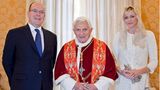 Im Januar 2013 empfing der damalige Papst Benedikt XVI. das Fürstenpaar im Vatikan. Damals war es nur ausgewählten Ehefrauen katholischer Staatsoberhäupter erlaubt, Weiß in Gegenwart des Pontifex zu tragen – Charlène war eine von ihnen. Kurz vor der Hochzeit mit Albert war sie zum katholischen Glauben konvertiert. Die Religion ist im Fürstenhaus fest verankert, einige katholische Feiertage gehören zum jährlichen Veranstaltungskalender der Grimaldis. In ihrem Dior-Look aus Weiß und Creme machte die Fürstin eine hinreißende Figur. Fast genau einen Monat später kündigte Papst Benedikt XVI. an, von seinem Amt zurückzutreten. Auf ihn folgte Papst Franziskus II., der die Farbregelung der Damen lockerte. 2016 waren Albert und Charlène bei ihm zu Gast im Vatikan. Zu diesem Anlass trug die Fürstin zwar erneut Weiß, kombinierte dazu aber einen Lippenstift in Blutrot.