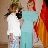 Da war der Pony wieder weg! Im Juli 2012 besuchte das monegassische Fürstenpaar Deutschland. In Schloss Bellevue wurden Charlène und Albert vom damaligen Bundeskanzler Joachim Gauck und dessen Lebensgefährtin Daniela Schadt begrüßt. 