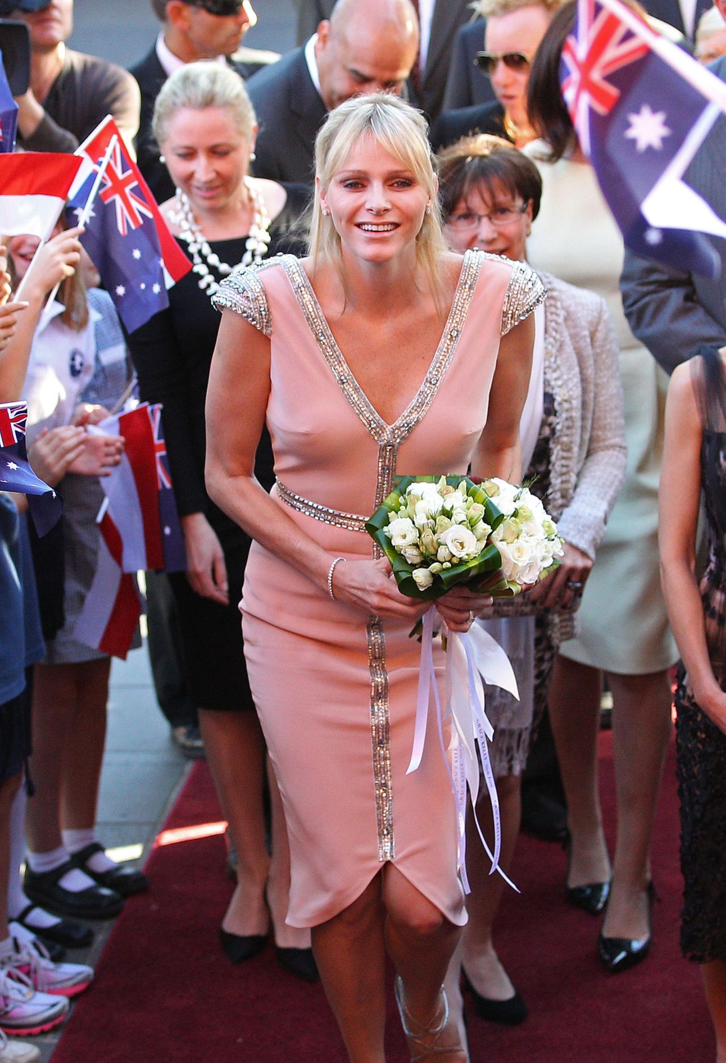 Im März 2012 überraschte Fürstin Charlène bei ihrem Besuch in Australien mit einer neuen Frisur. Ihre Haare waren mittlerweile bis auf Schlüsselbeinlänge gewachsen. Dazu ließ sie sich ein langes Pony schneiden.