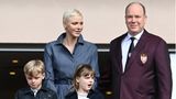 Noch etwas zerbrechlich, aber mit sichtlich fröhlicherer Laune zeigte sich Charlène im Frühjahr 2022 bei den ersten Auftritten nach ihrer Krankheit. Gemeinsam mit den Zwillingen und Ehemann Albert besuchte sie ein Rugby-Spiel in Monaco. Rein modisch gesehen war ihr Kleid von Akris ein Volltreffer und perfekt auf die Looks von Jacques und Gabriella abgestimmt.