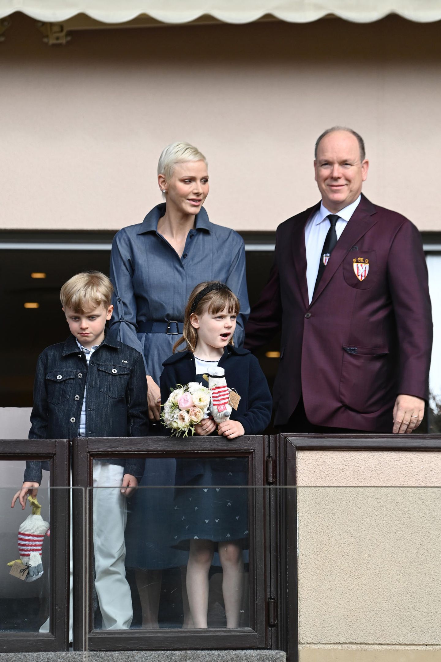 Monaco: Noch etwas zerbrechlich, aber mit sichtlich fröhlicherer Laune zeigte sich Charlène im Frühjahr 2022 bei den ersten Auftritten nach ihrer Krankheit. Gemeinsam mit den Zwillingen und Ehemann Albert besuchte sie ein Rugby-Spiel in Monaco. Rein modisch gesehen war ihr Kleid von Akris ein Volltreffer und perfekt auf die Looks von Jacques und Gabriella abgestimmt. Noch etwas zerbrechlich, aber mit sichtlich fröhlicherer Laune zeigte sich Charlène im Frühjahr 2022 bei den ersten Auftritten nach ihrer Krankheit. Gemeinsam mit den Zwillingen und Ehemann Albert besuchte sie ein Rugby-Spiel in Monaco. Rein modisch gesehen war ihr Kleid von Akris ein Volltreffer und perfekt auf die Looks von Jacques und Gabriella abgestimmt.