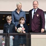 Noch etwas zerbrechlich, aber mit sichtlich fröhlicherer Laune zeigte sich Charlène im Frühjahr 2022 bei den ersten Auftritten nach ihrer Krankheit. Gemeinsam mit den Zwillingen und Ehemann Albert besuchte sie ein Rugby-Spiel in Monaco. Rein modisch gesehen war ihr Kleid von Akris ein Volltreffer und perfekt auf die Looks von Jacques und Gabriella abgestimmt.