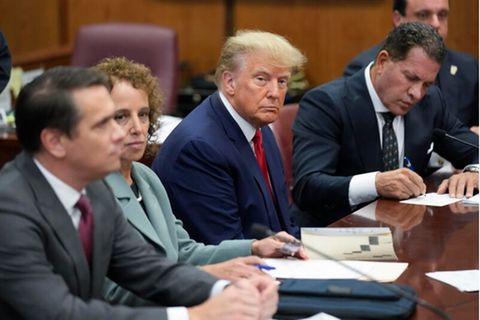 Donald Trump im Gerichtssaal in Manhattan, flankiert von seinen Anwälten