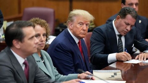 Donald Trump im Gerichtssaal in Manhattan, flankiert von seinen Anwälten