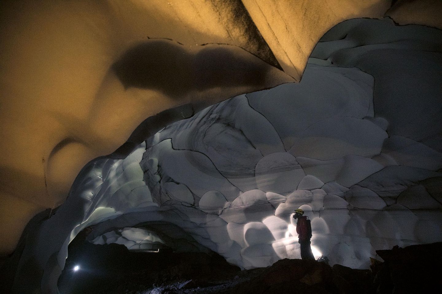 Mann in Eishöhle
