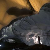 Mann in Eishöhle