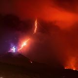 Vulkan bei Nacht mit Blitzen