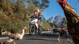 Frau und Junge auf dem Motorrad