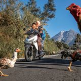 Frau und Junge auf dem Motorrad