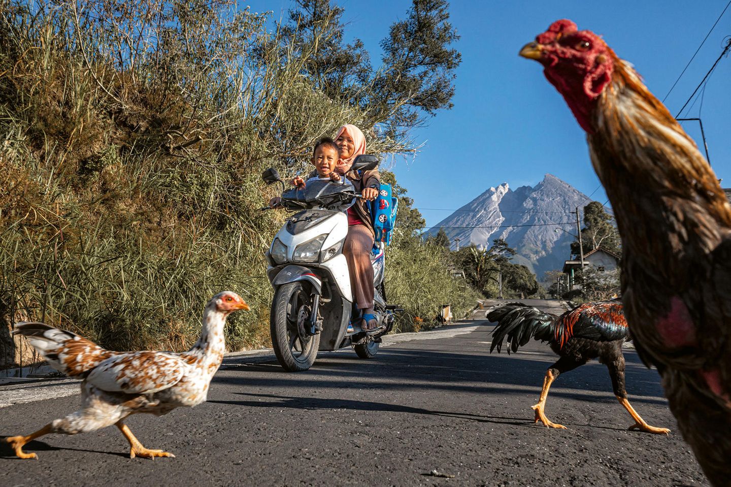 Frau und Junge auf dem Motorrad