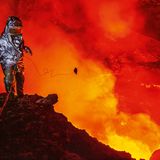 Mann im Schutzanzug vor Lavasee