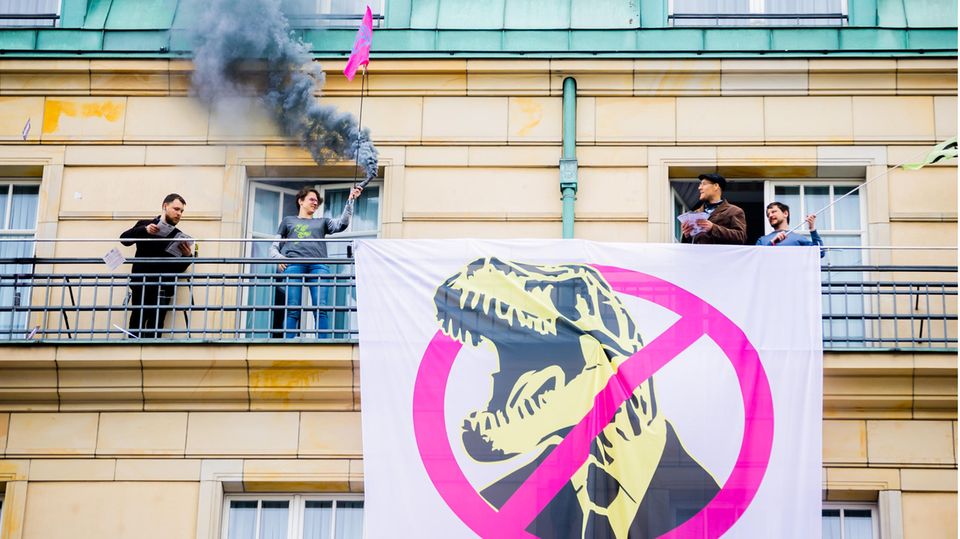 Berlin: Klima-Aktivisten dringen in Hotel Adlon ein