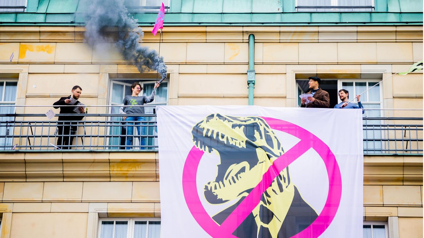 Video: Berlin: Klima-Aktivisten dringen in Hotel Adlon ein