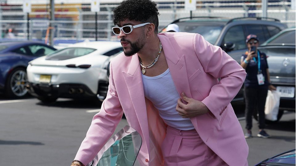 Bad Bunny in einem pinken Anzug in Miami