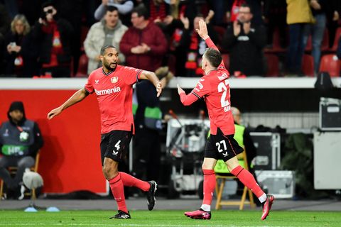 Bayers Florian Wirtz (r) jubelt nach seinem Treffer zum 1:1