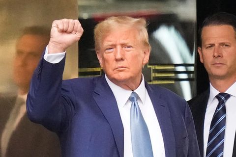 Die Faust zum Gruß: Donald Trump vor dem Trump Tower in New York auf dem Weg zu Letitia James