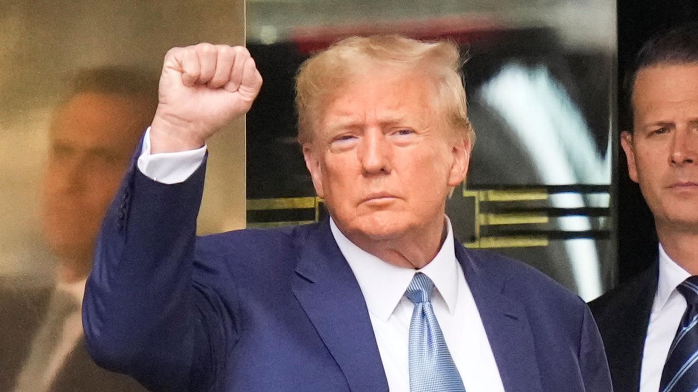 Die Faust zum Gruß: Donald Trump vor dem Trump Tower in New York auf dem Weg zu Letitia James
