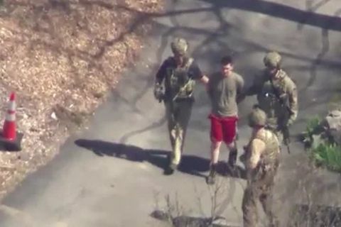 Mitglied der Nationalgarde: Pentagon-Datenleck: Video zeigt, wie der 21-jährige Verdächtige vom FBI festgenommen wird