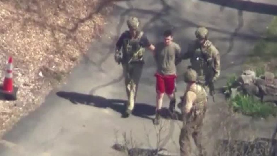 Mitglied der Nationalgarde: Pentagon-Datenleck: Video zeigt, wie der 21-jährige Verdächtige vom FBI festgenommen wird Mitglied der Nationalgarde: Pentagon-Datenleck: Video zeigt, wie der 21-jährige Verdächtige vom FBI festgenommen wird