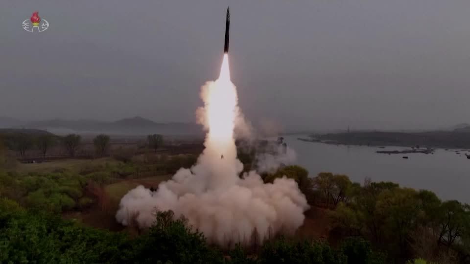 Video: Nordkorea: Neuartige Langstreckenrakete mit Feststoffantrieb getestet Video: Nordkorea: Neuartige Langstreckenrakete mit Feststoffantrieb getestet