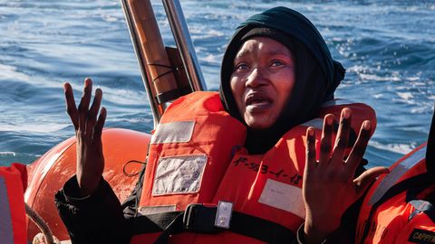  Eine Frau bricht in Tränen aus, nachdem sie vor Italien aus dem Meer gerettet wurde.