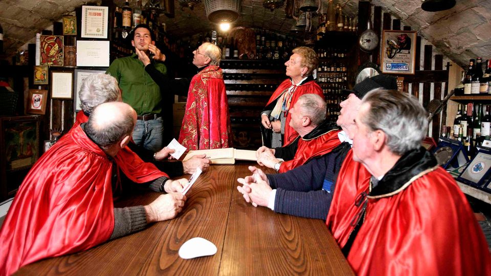 Ein Kandidat für den "Club der Häßlichen" wird im italienischen Piobbico von anderen Clubmitgliedern begutachtet