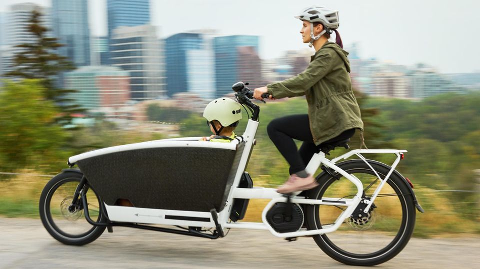 Frau auf einem E-Bike Lastenrad