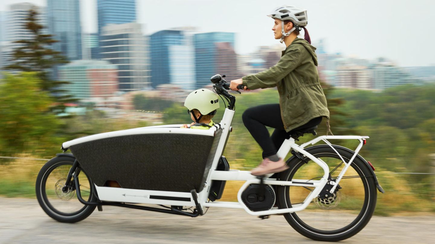 Frau auf einem E-Bike Lastenrad