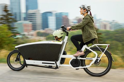 Frau auf einem E-Bike Lastenrad
